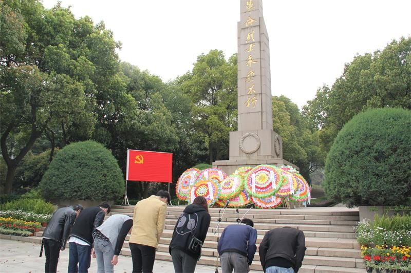 丹阳市社区服刑人员到烈士陵园接受爱国主义教育