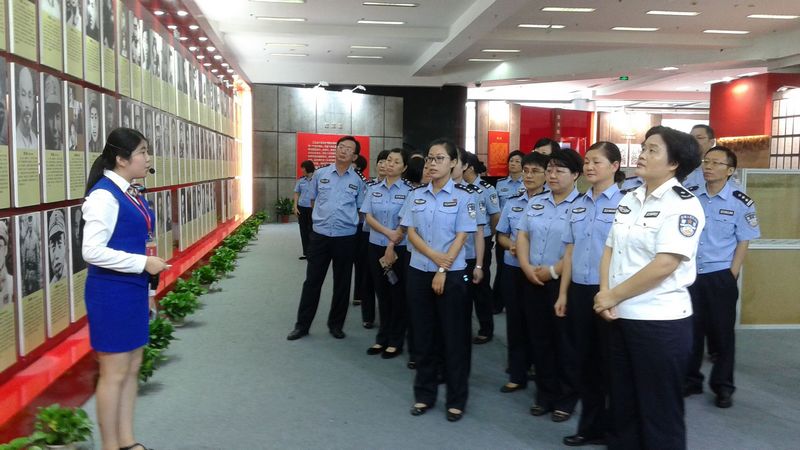 南京女子监狱组织参观抗战胜利70周年图片展