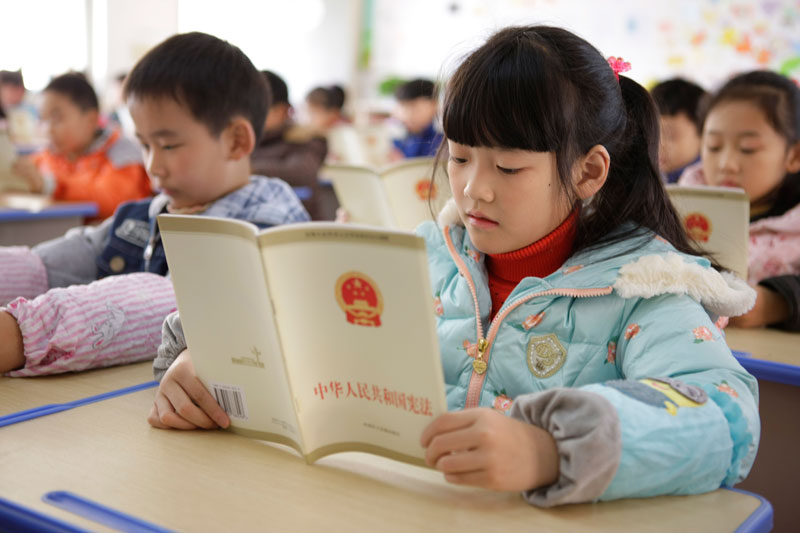 12·4“全国宪法日”在小学开展晨读宪法活动（王晓芬）.jpg