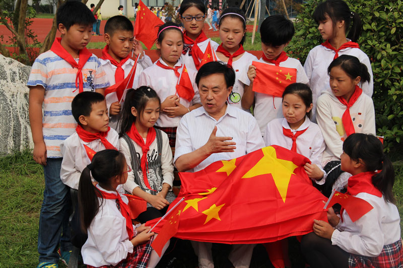2015年10月12日，南通如皋市如城镇小学，《国旗法》首倡者李玉坤为学生讲解国旗法有关知识.jpg